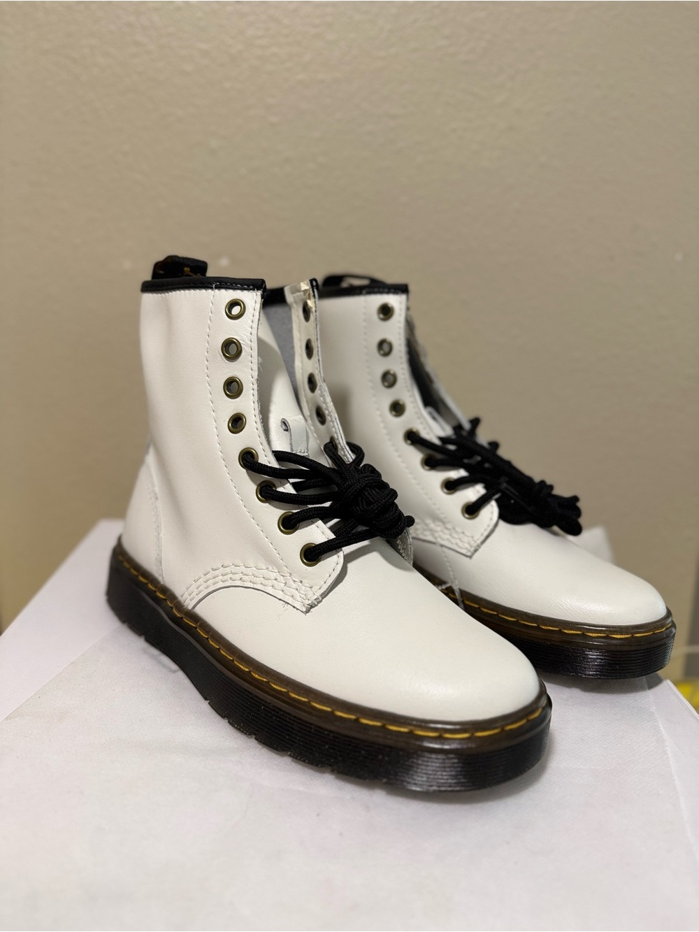 Dr. Martens white Zavala boots women’s US 6 / men’s US 5